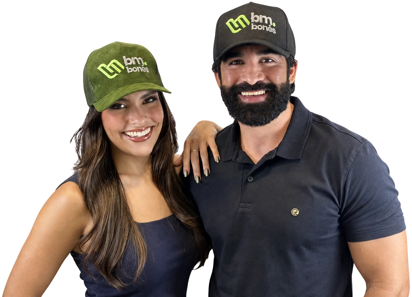 Casal usando bonés personalizados com logo bordada, nos modelos camurça verde e preto