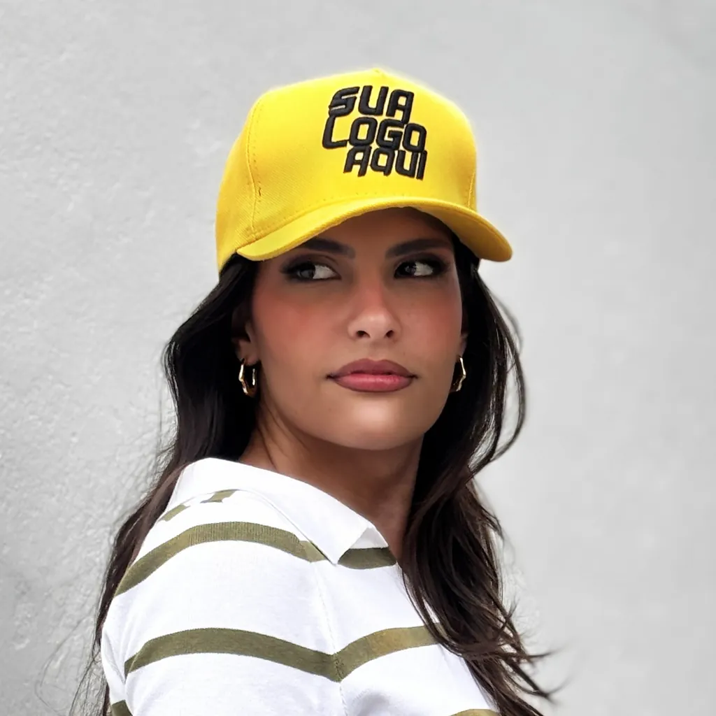 Mulher usando boné amarelo personalizado com logo bordada em alto relevo