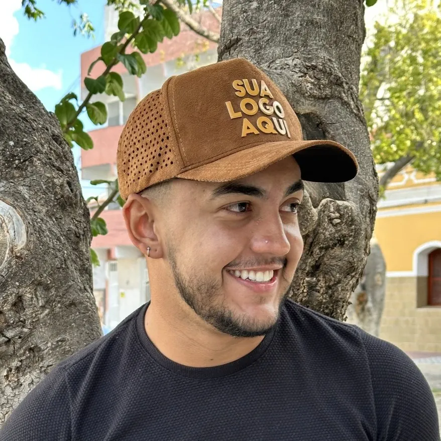 Homem usando boné personalizado de camurça caramelo com laterais perfuradas