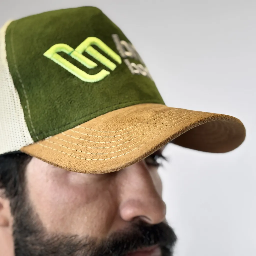 Boné trucker personalizado com frente de camurça verde e tela respirável