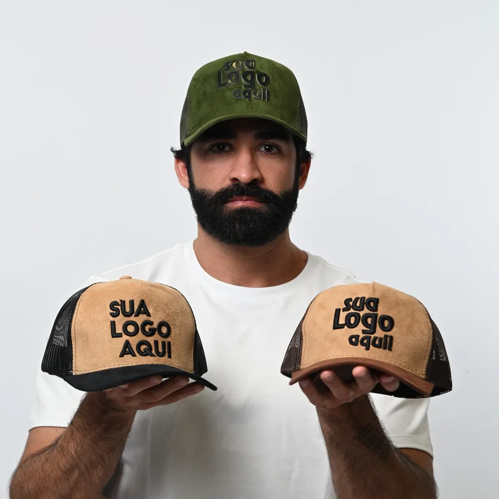 Homem apresentando bonés personalizados de camurça em cores variadas