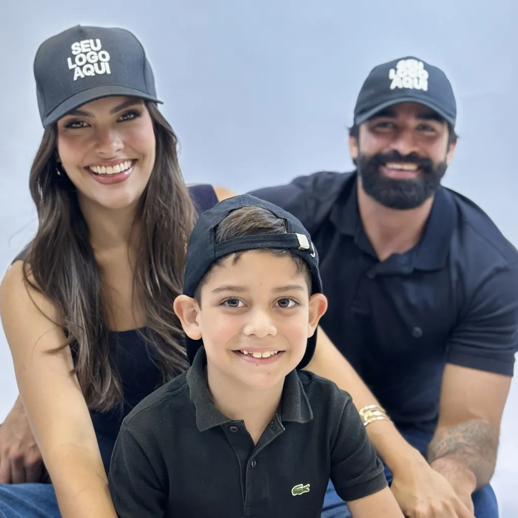 Família usando bonés pretos personalizados
