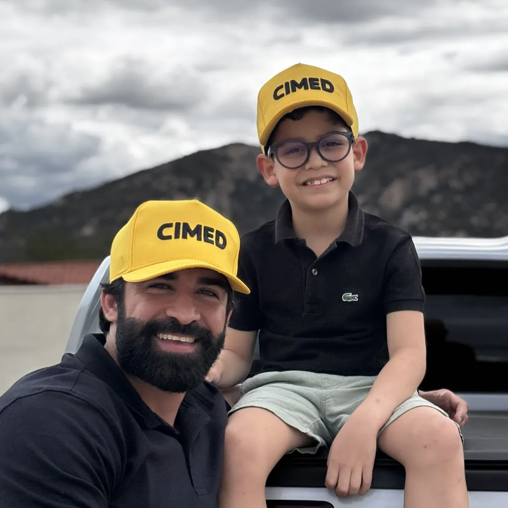 Pai e filho usando bonés amarelos personalizados com logo de marca