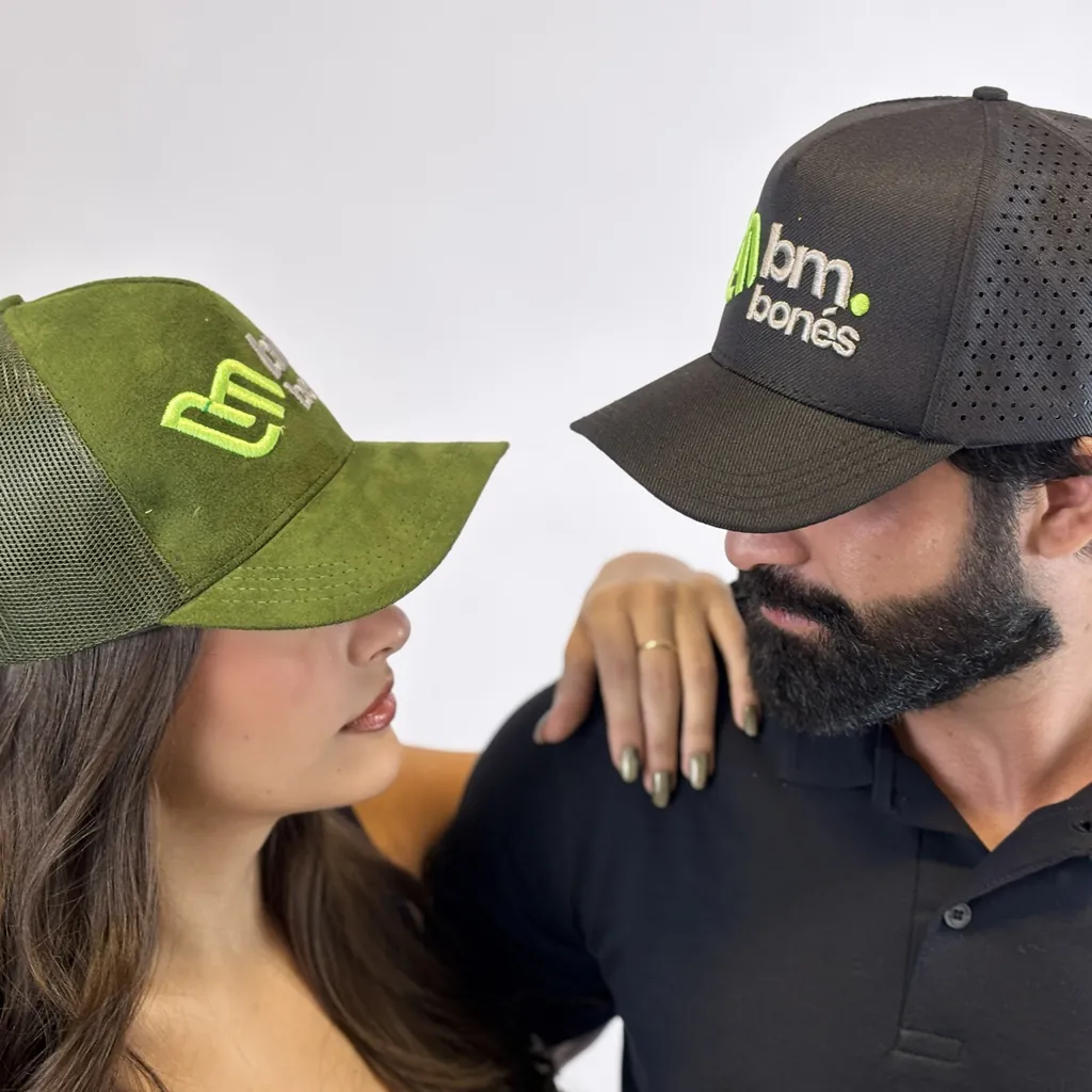 Casal usando bonés personalizados de camurça verde e modelo preto perfurado