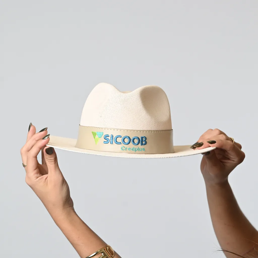 Chapéu personalizado com fita bordada com o logo da empresa
