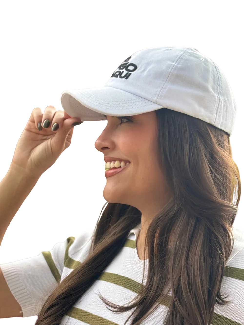 Modelo usando boné personalizado de aba curva branco com logo bordada