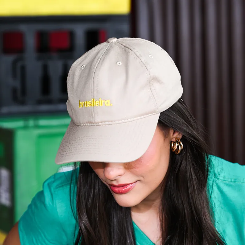 Boné personalizado bege com bordado minimalista