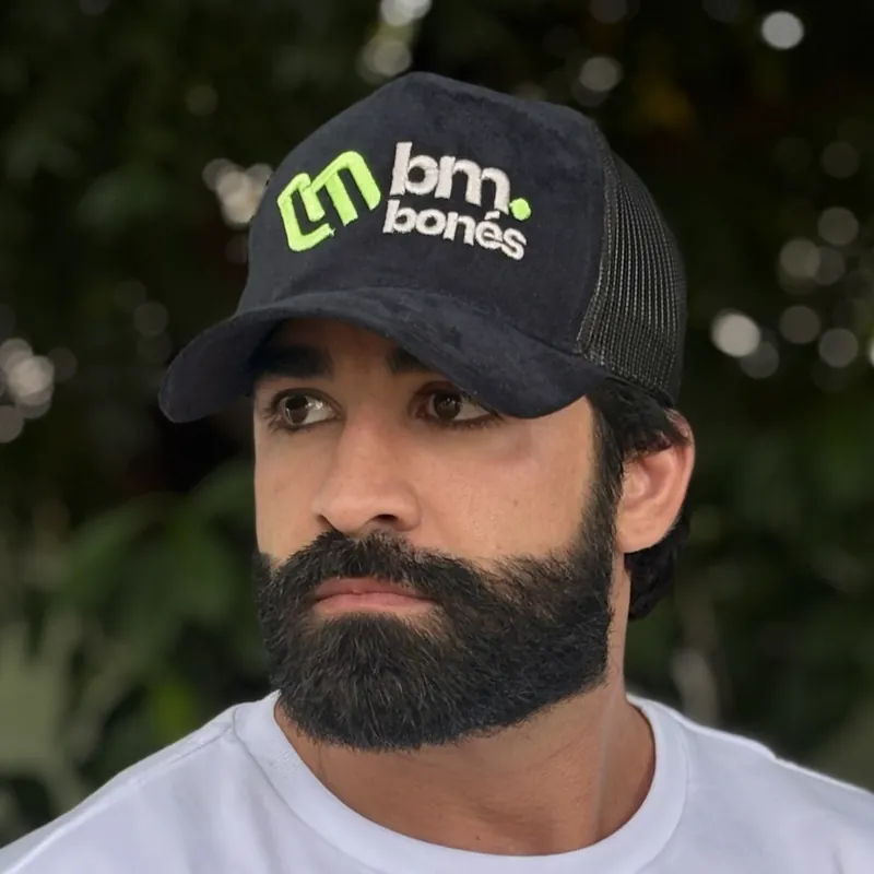Boné trucker de camurça preta personalizado com logo bordada