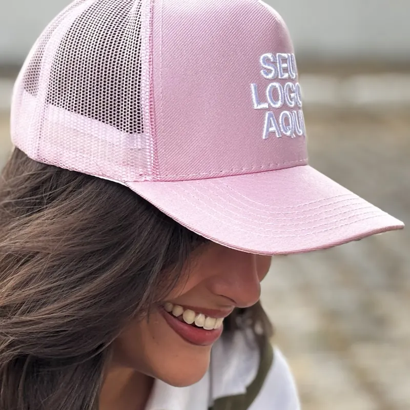 Boné personalizado rosa claro com tela e logo bordada